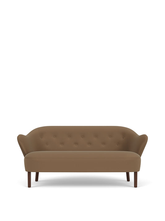 Audo Copenhagen Ingeborg Sofa sofa. Velg tekstil, treverk og knapper