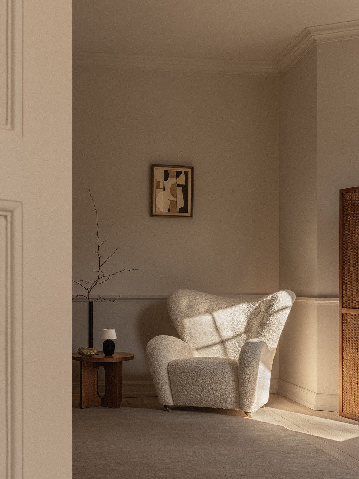 Audo Copenhagen The Tired Man Lounge Chair lenestol. Velg tekstil og treverk