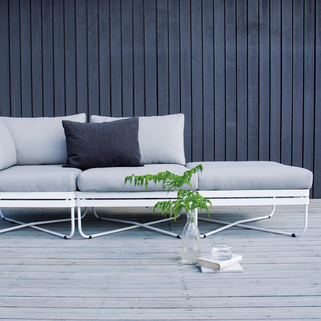 BRIS utesofa fra Ygg&Lyng. Puff med pute.