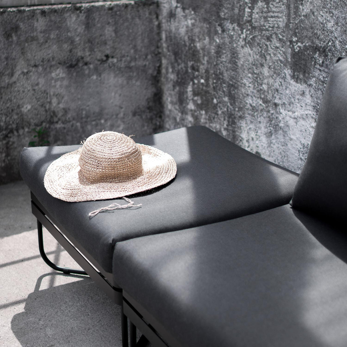 BRIS utesofa fra Ygg&Lyng. Puff med pute.