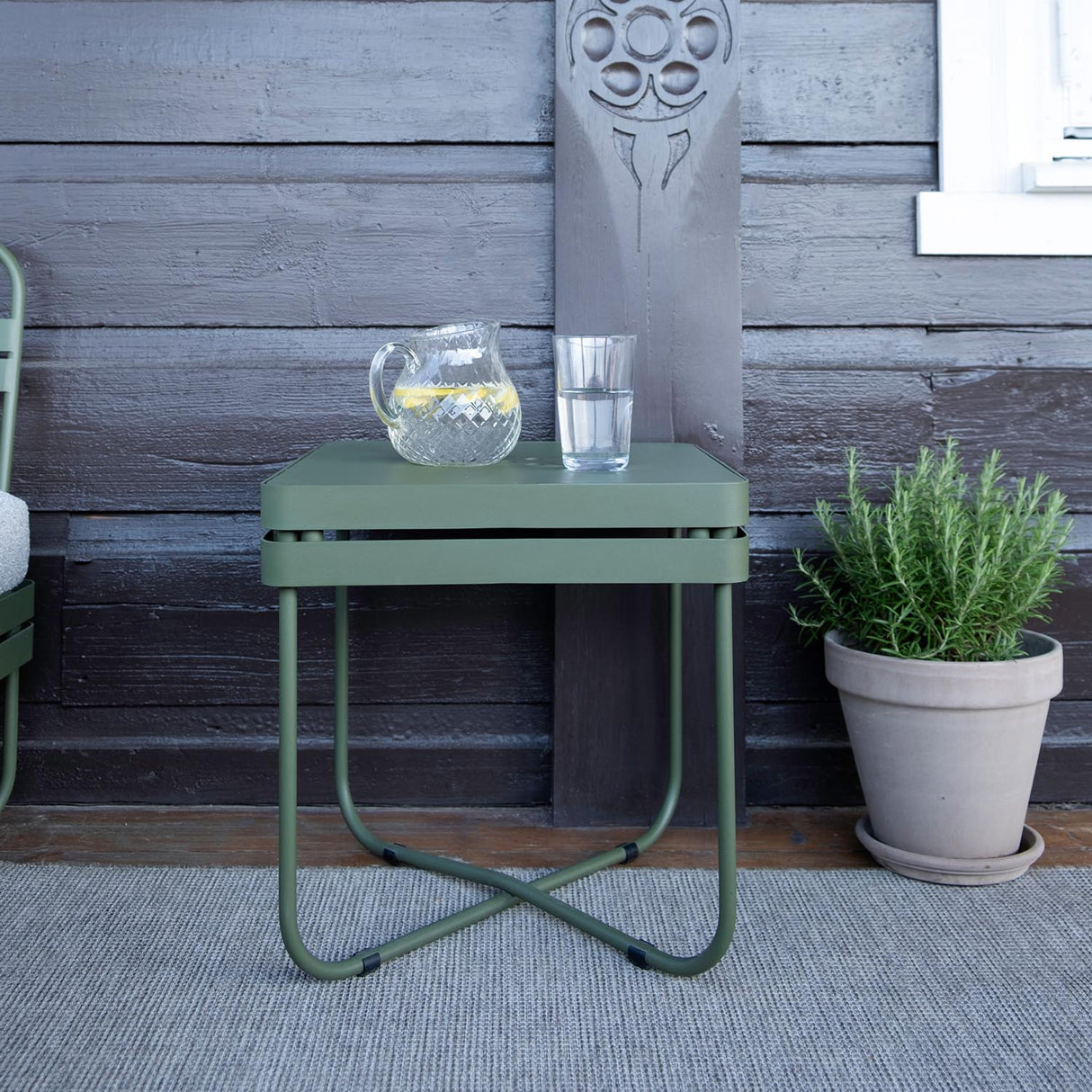 Bris sidebord 45 x 45 cm til utendørs bruk. Flere fargevalg.