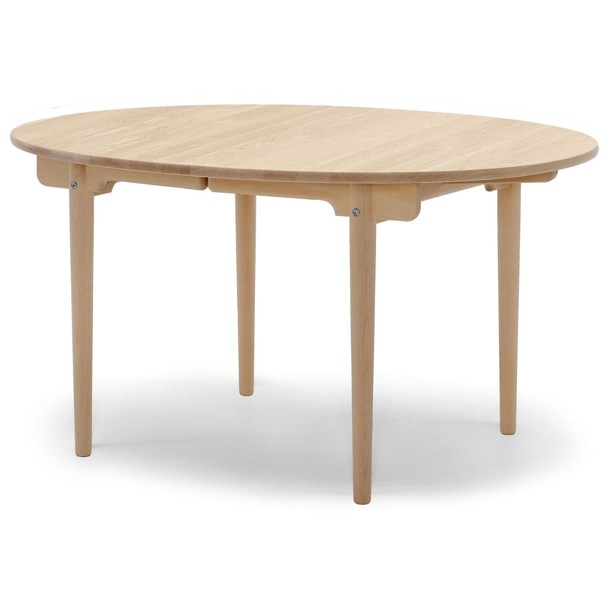 Carl Hansen spisebord CH337. 140 x 115 cm. Såpet eik.