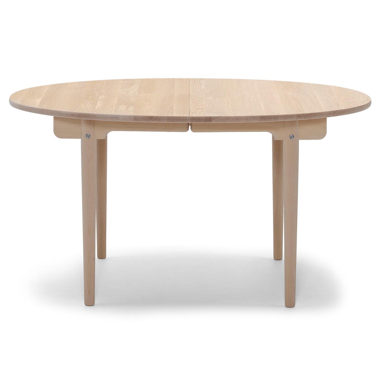 Carl Hansen CH337 spisebord. 140x115 cm. Hvitoljet eik. Bestillingsvare.
