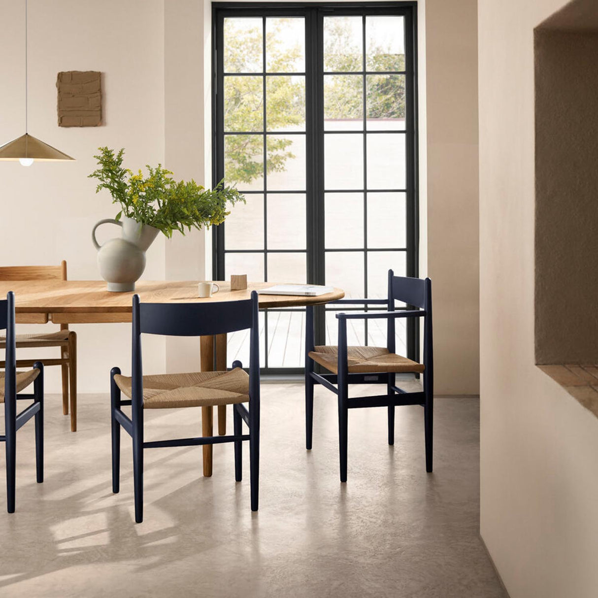 Carl Hansen CH337 spisebord. 140 x 115 cm. Oljet eik.