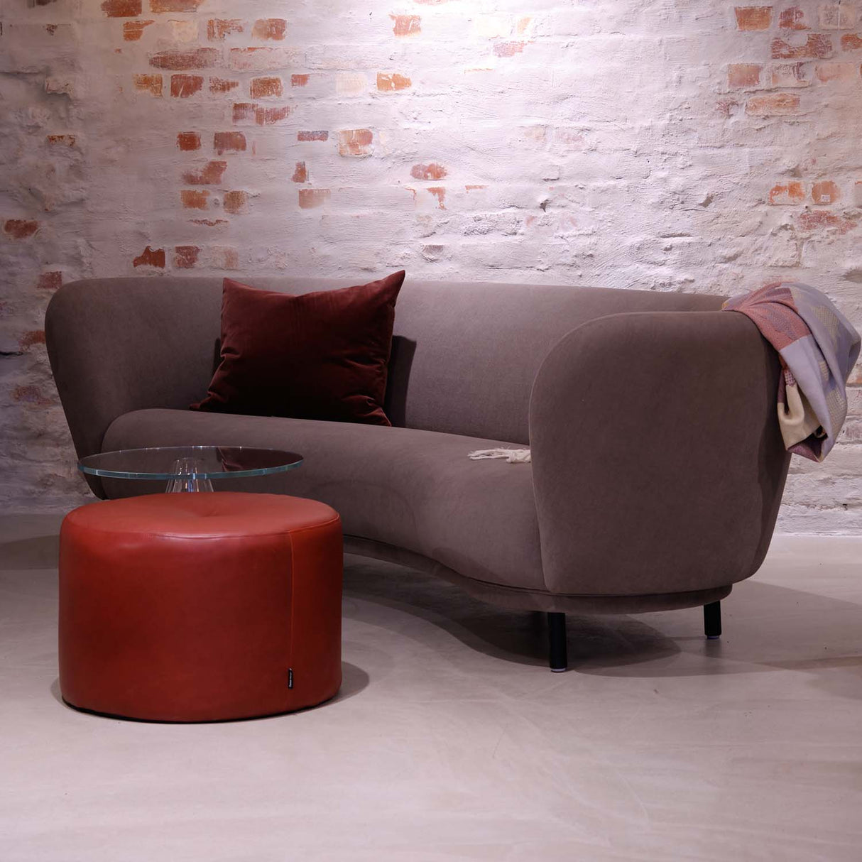 Massproductions "Dandy" sofa 230 cm lengde.Utstillingsmodell i Linara stoff med svarte bein. Må hentes / bringes i Trondheim.