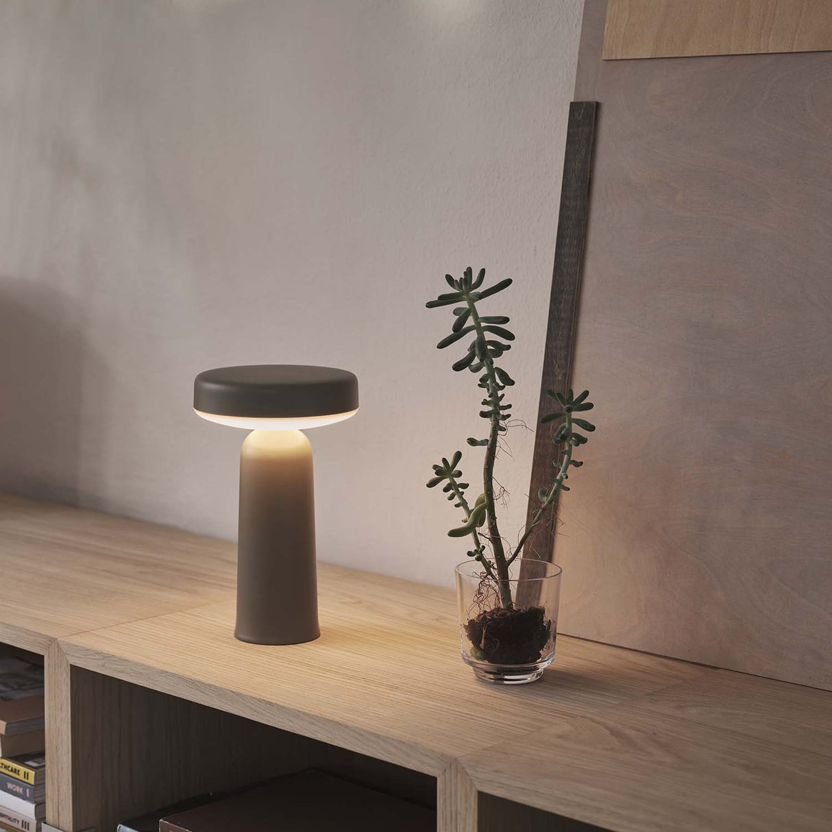 Ease bordlampe fra Muuto. Flere farger. Bestillingsvare.