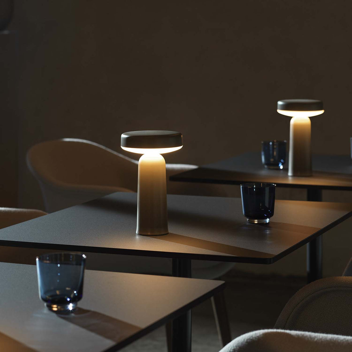 Ease bordlampe fra Muuto. Flere farger. Bestillingsvare.