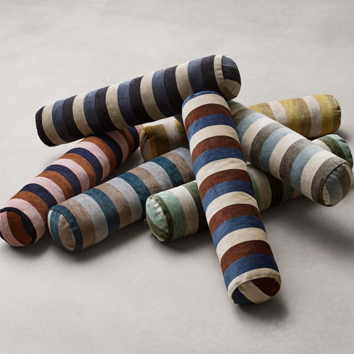 Eilersen Pysjamas pute Ember i Ø15 cm, lengde 74 cm. Blå / rosa / brun.