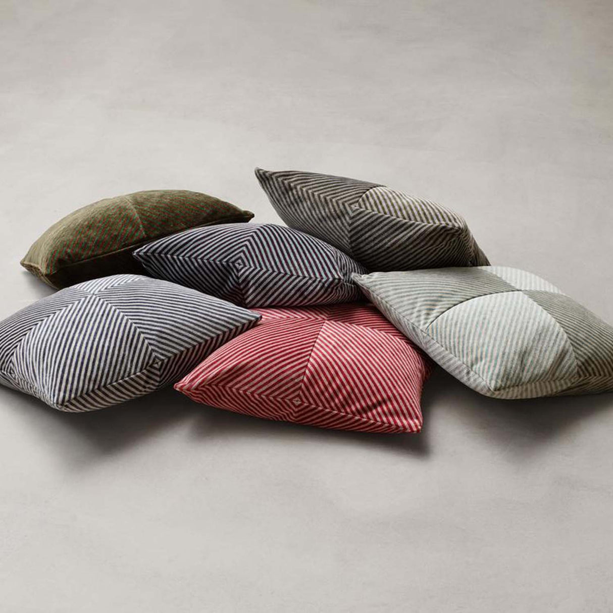 Eilersen Pysjamas pute Tent i 50 cm x 50 cm. Mose grønn / brun.