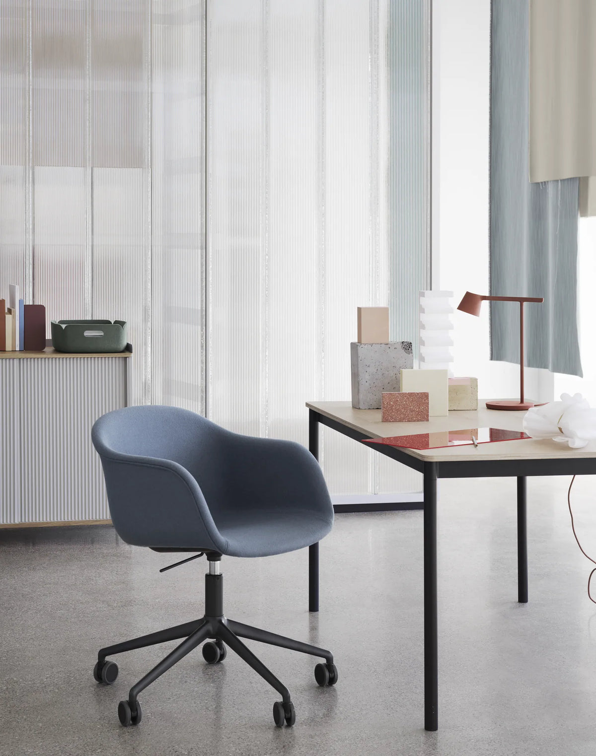 Muuto Fiber Armchair stol med armlener, svingbart understell og hjul, uten polstring. Velg understell og skall
