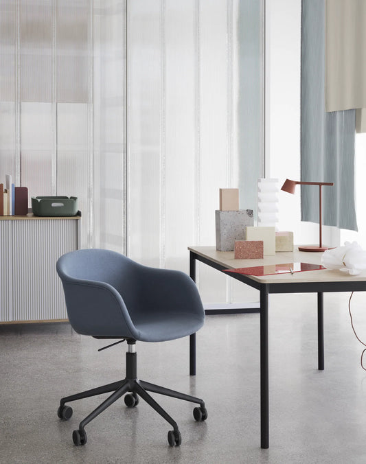 Muuto Fiber Armchair stol med armlener, svingbart understell og hjul, frontpolstret. Velg tekstil