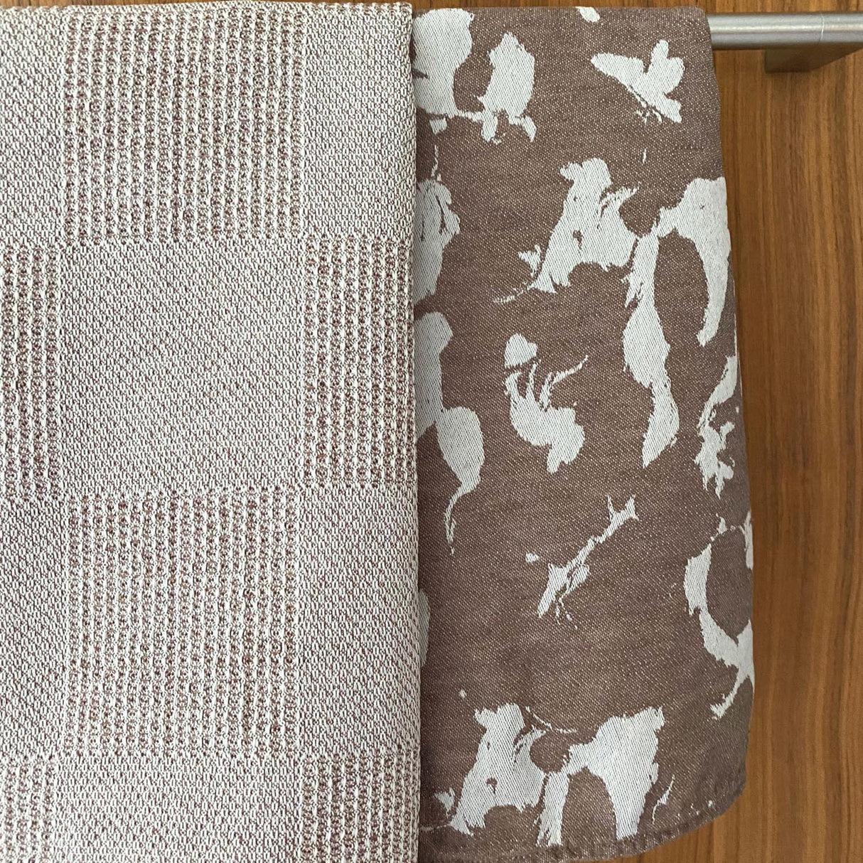 Plesner Patterns kjøkkenhåndkle i brunt.