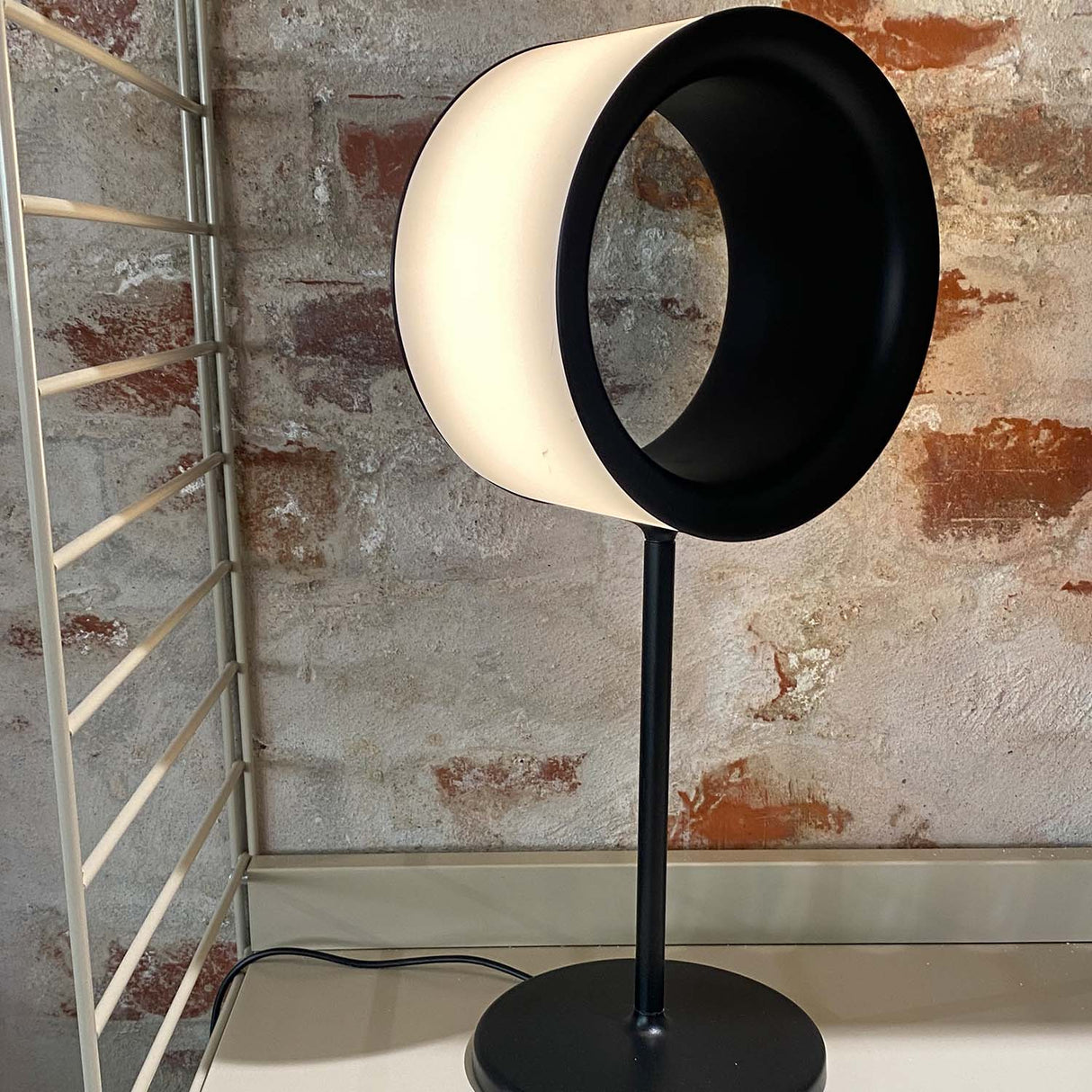 Utstillingsmodell "Lost" bordlampe fra Magis.