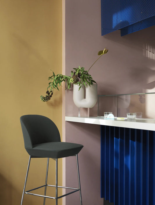 Muuto Oslo Counter Stool barkrakk H65. Velg tekstil