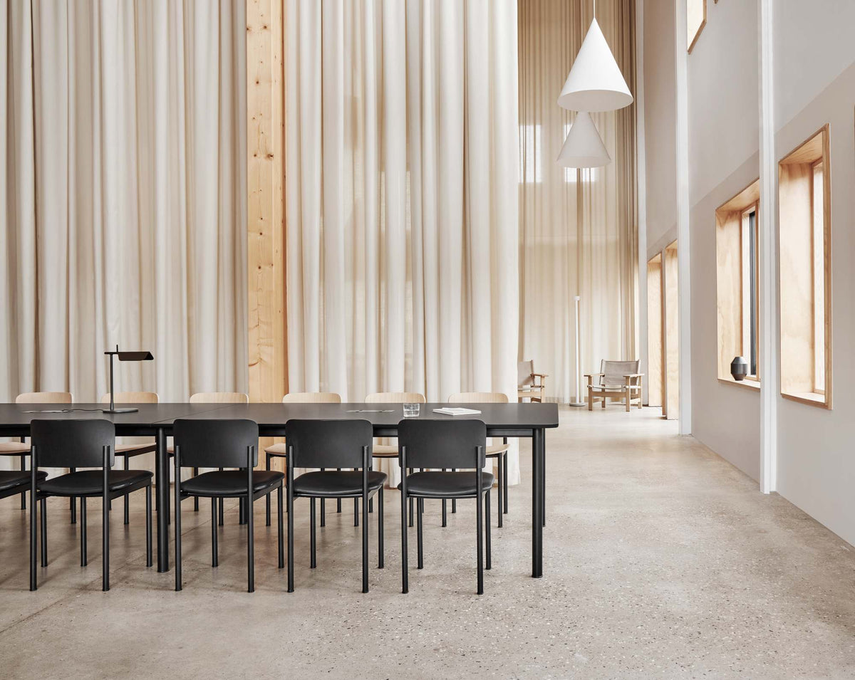 Fredericia Plan Table konfigurasjon E, 380 × 100 cm. Velg understell, høyde og bordplate
