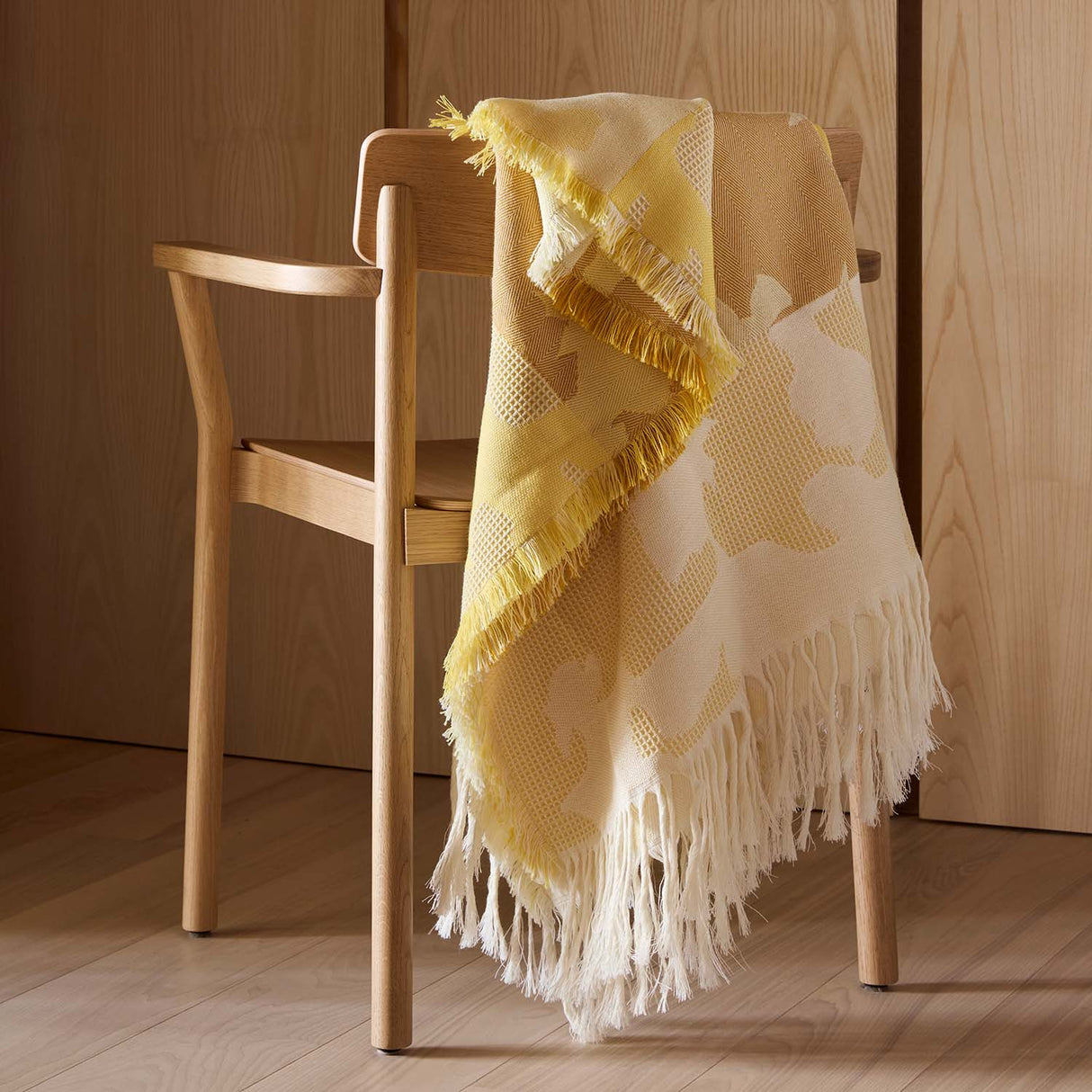 Plesner Patterns "Heritage" pledd i gult.