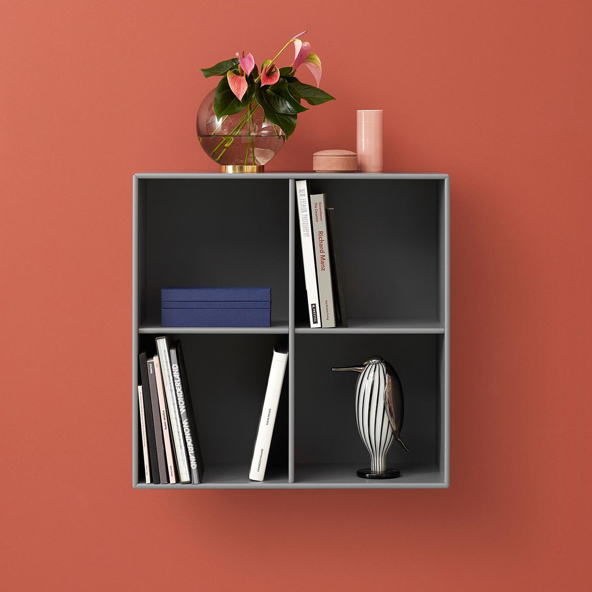 Montana SHOW. Med opphengslist. Quickship farger. (2-3 ukers leveringstid.)