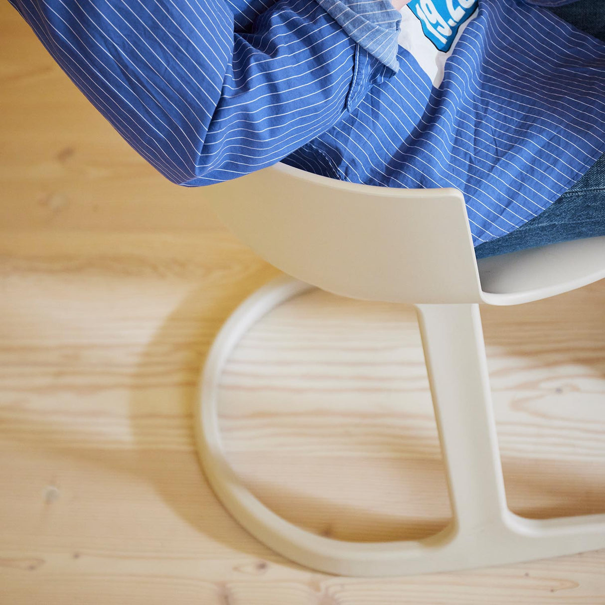 Varier Furniture Social spisestuestol i Cream med tilt. Bestillingsvare.