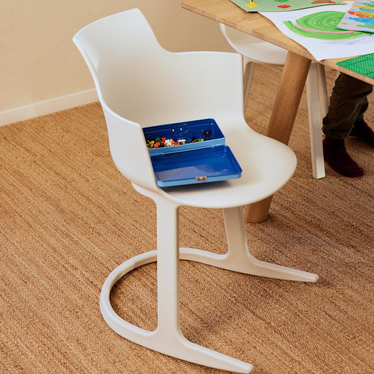 Varier Furniture Social spisestuestol i Winter White med tilt. Bestillingsvare.