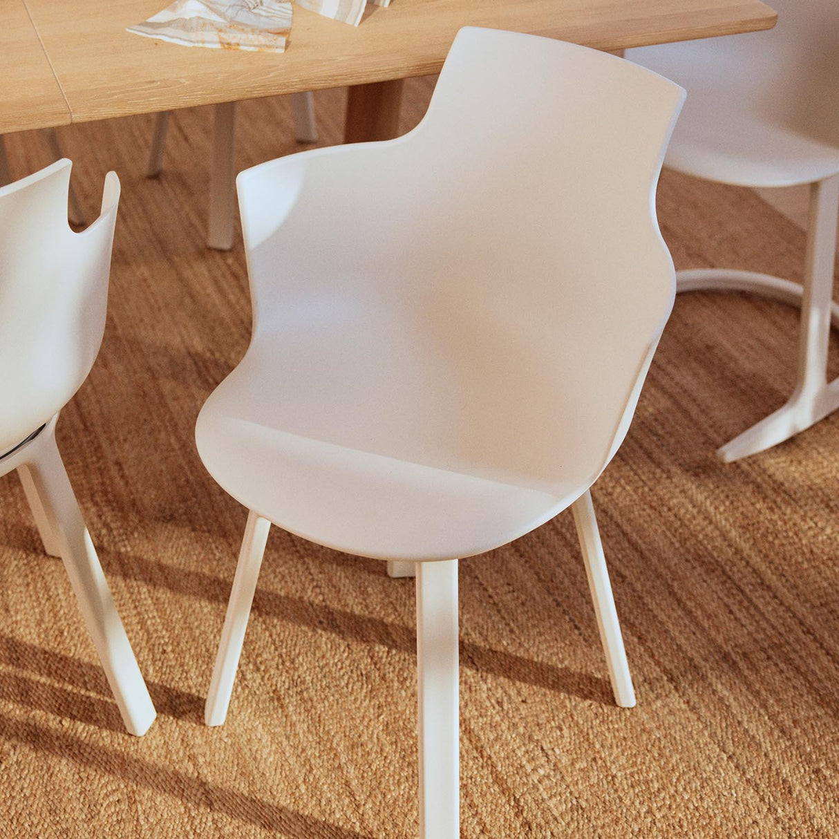 Varier Furniture Social spisestuestol i Winter White med tilt. Bestillingsvare.