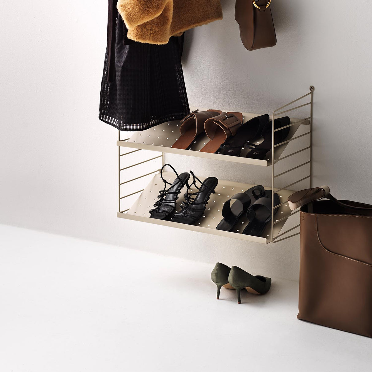 String oppsett til gang i beige. Skohyller, metallhyller, kroker og oppheng. Bestillingsvare.