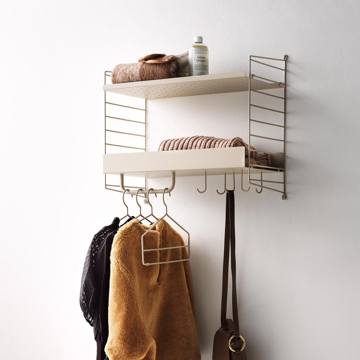 String oppsett til gang i beige. Skohyller, metallhyller, kroker og oppheng. Bestillingsvare.