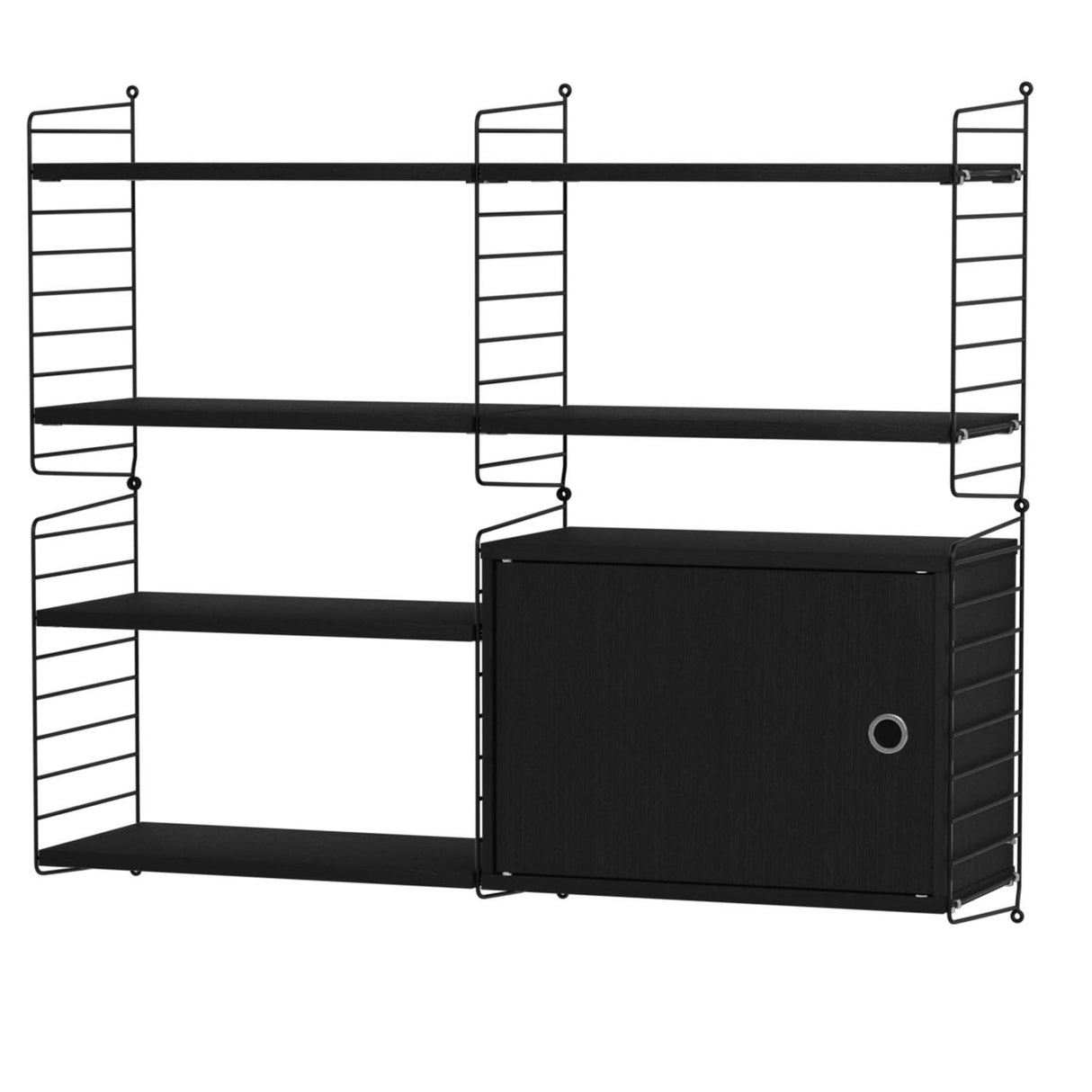 String vegghylle 120 cm bredde, 100 cm høyde. Hyller og skap i bredde 60 cm, dybde 30 cm. Flere fargevarianter. Bestillingsvare.