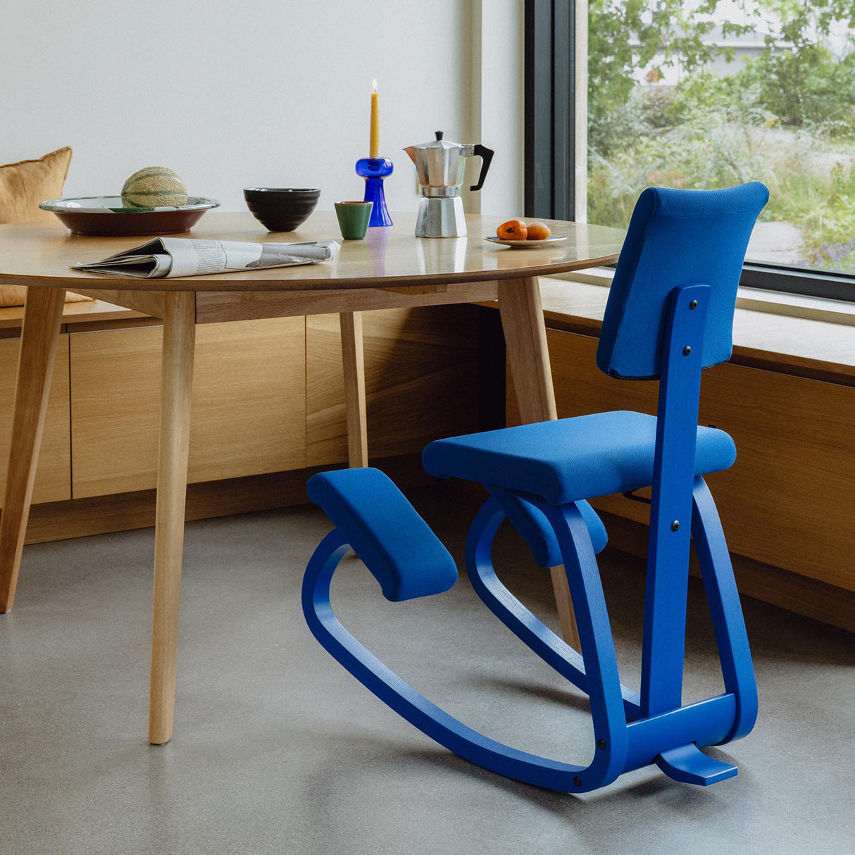 Varier Variable Plus monokrom knestol i Marine. Må bestilles.