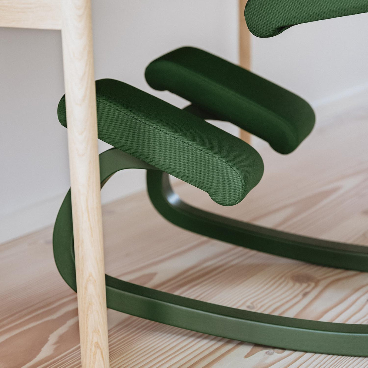 Varier Variable monokrom knestol i Forest. Må bestilles.