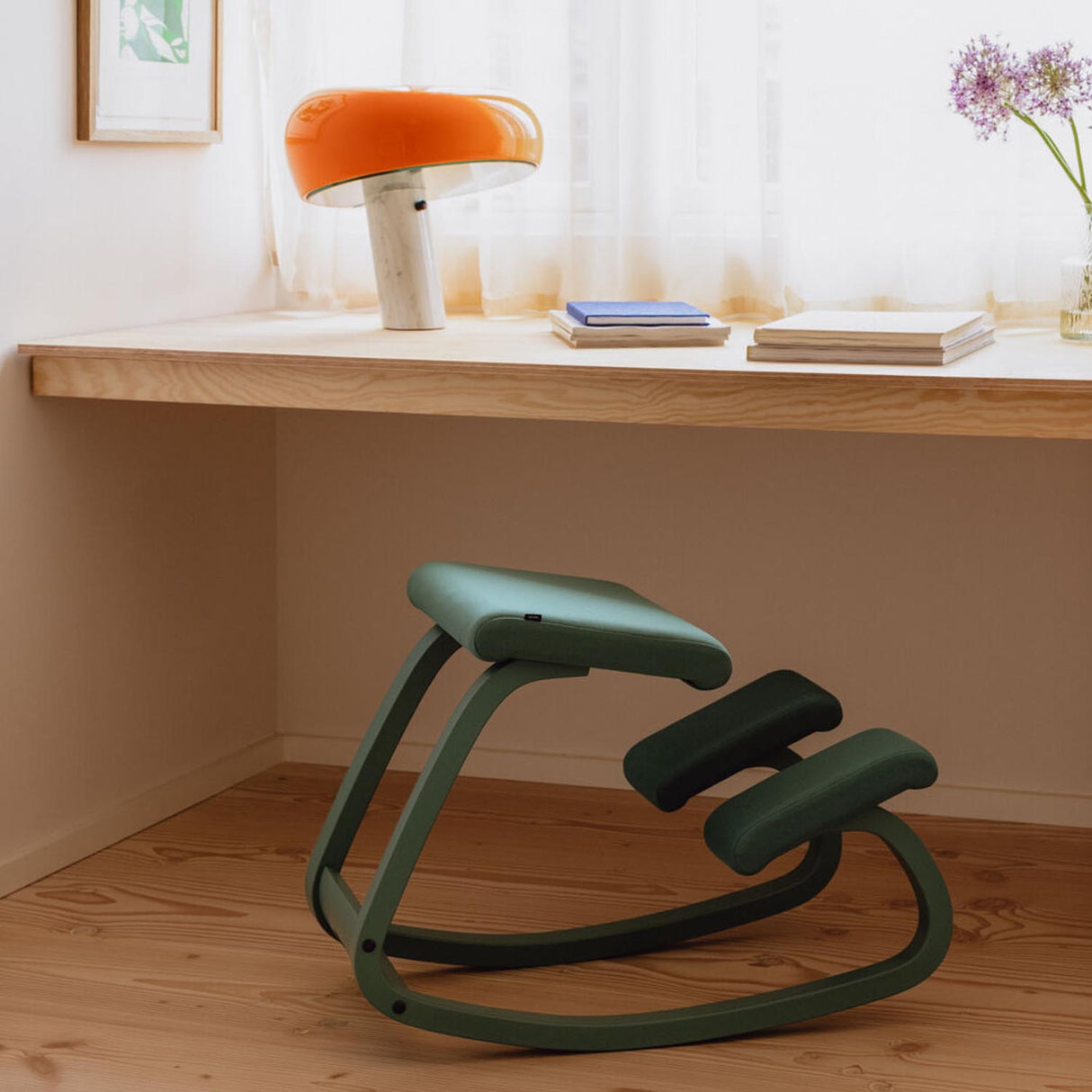 Varier Variable monokrom knestol i Grotto. Må bestilles.