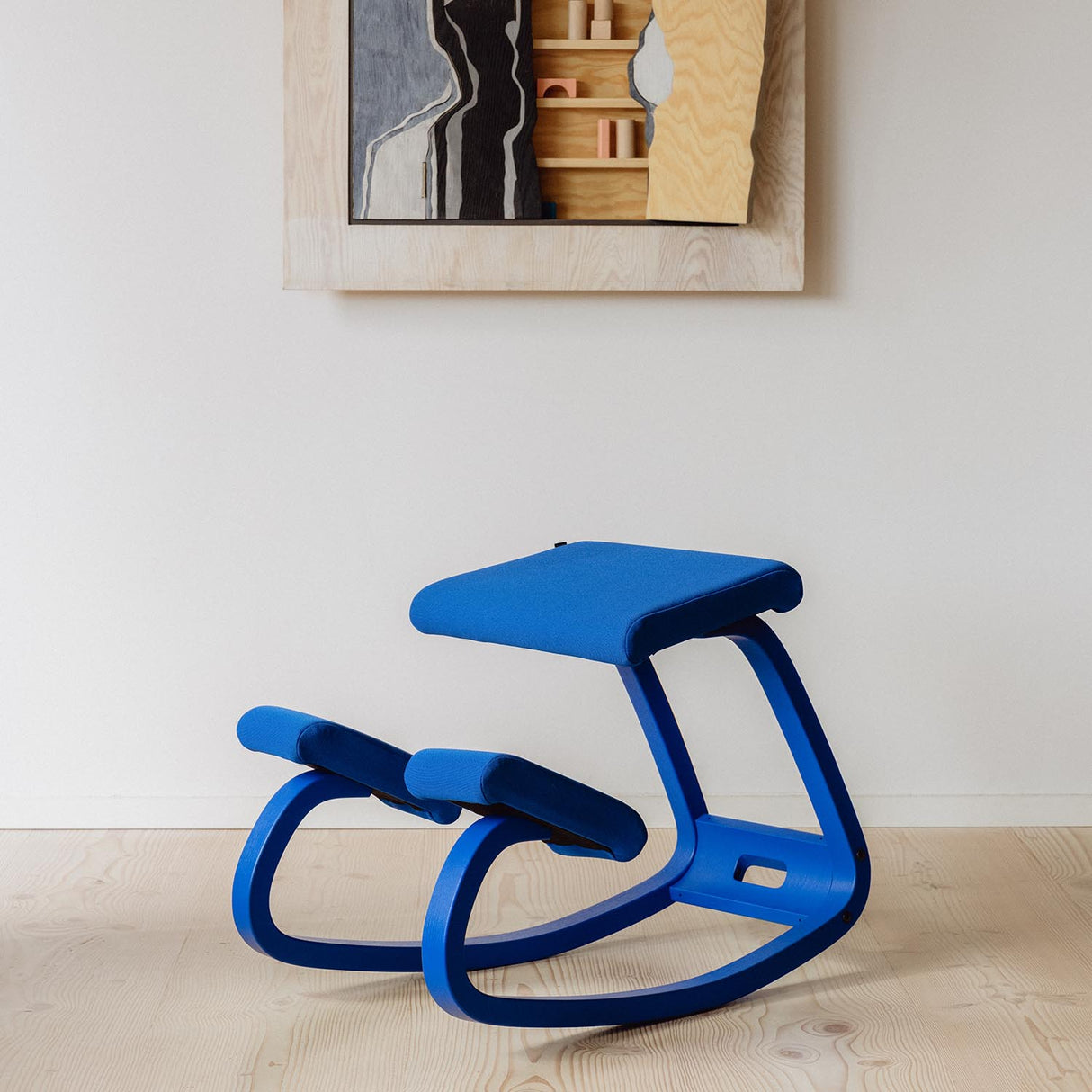 Varier Variable monokrom knestol i Marine. Må bestilles.