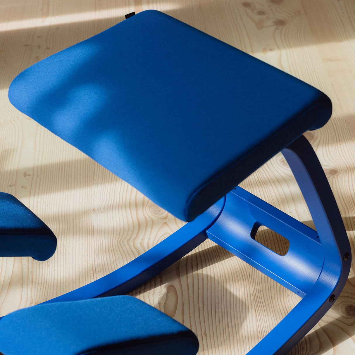 Varier Variable monokrom knestol i Marine. Må bestilles.