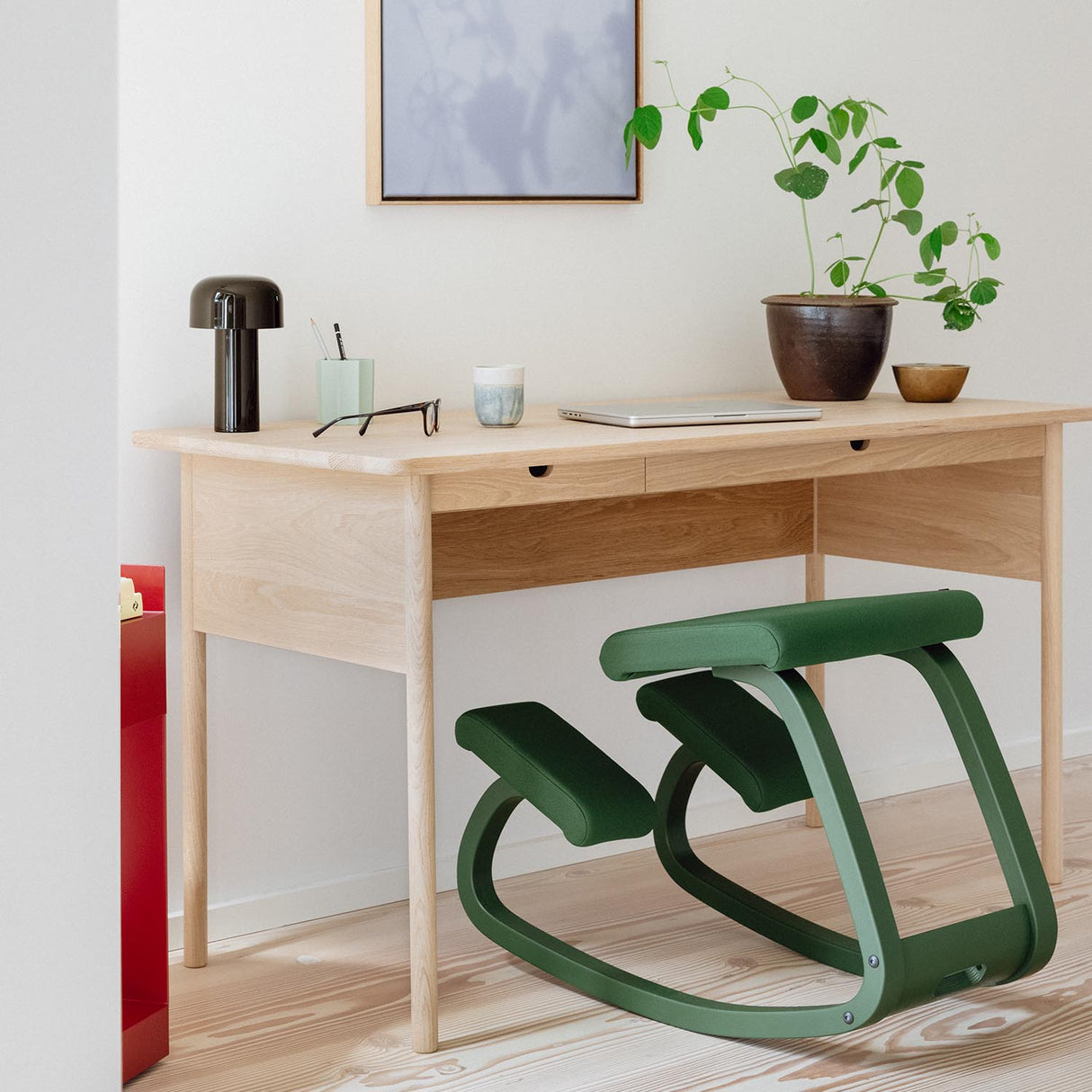 Varier Variable monokrom knestol i Forest. Må bestilles.