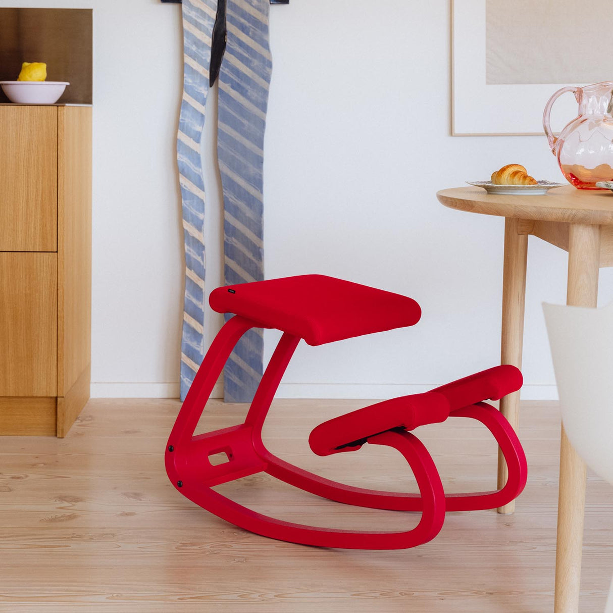 Varier Variable monokrom knestol i Poppy. Må bestilles.