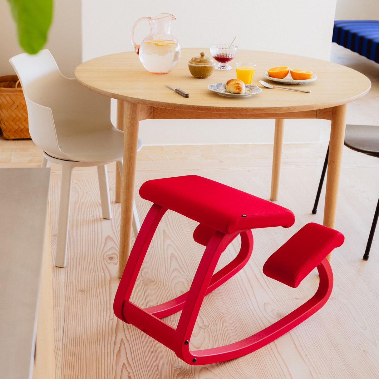 Varier Variable monokrom knestol i Poppy. Må bestilles.