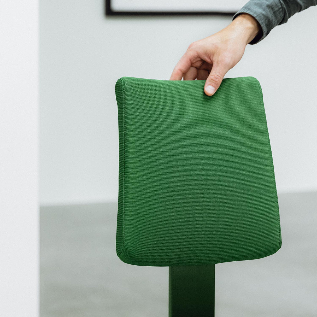 Varier Variable Plus monokrom knestol i Forest. Må bestilles.