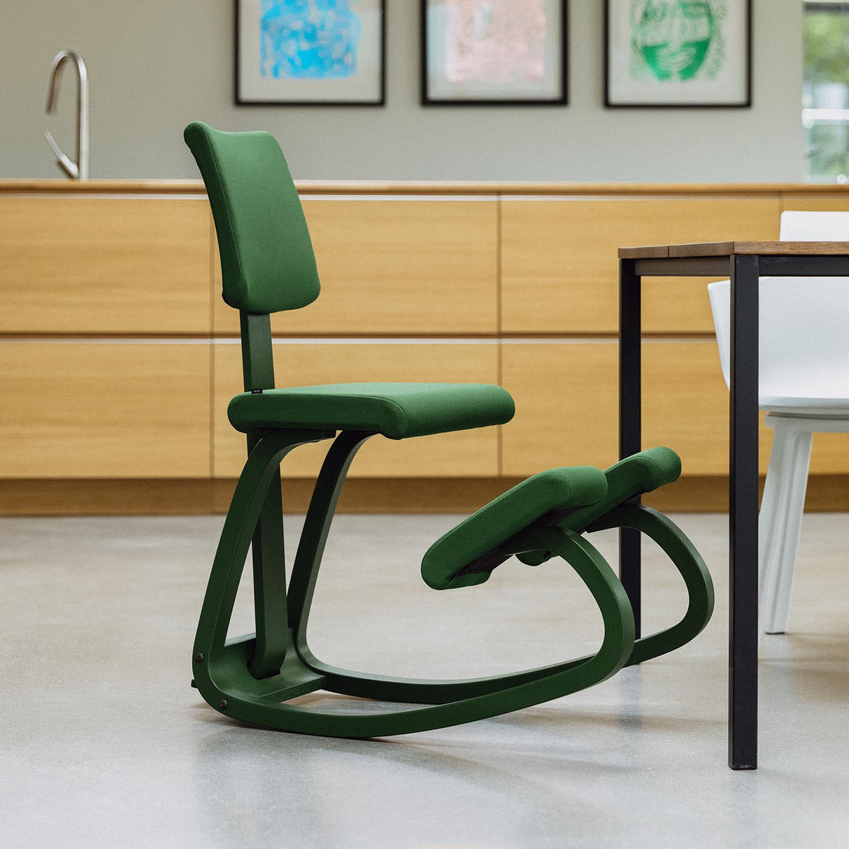 Varier Variable Plus monokrom knestol i Forest. Må bestilles.