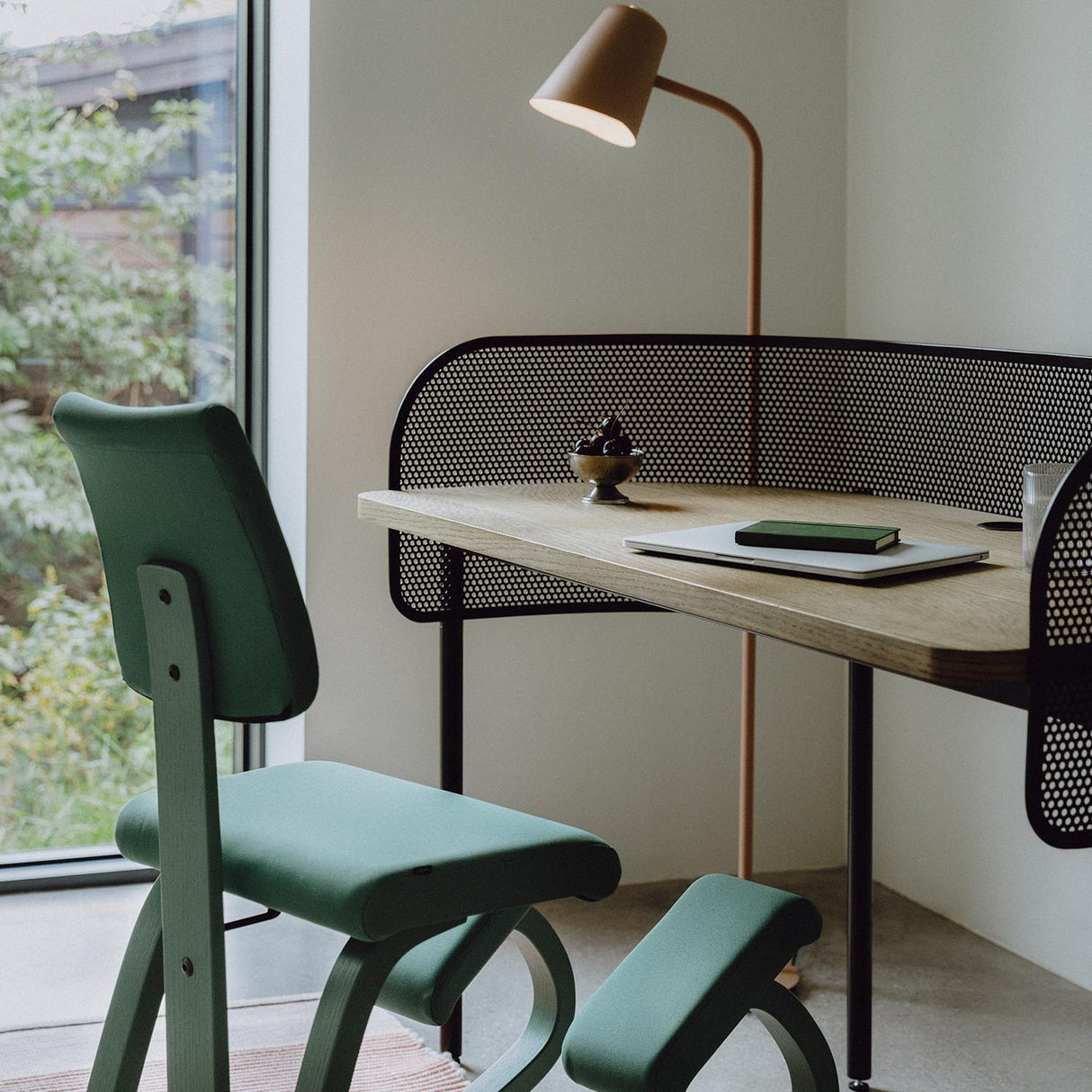 Varier Variable Plus monokrom knestol i Grotto. Må bestilles.