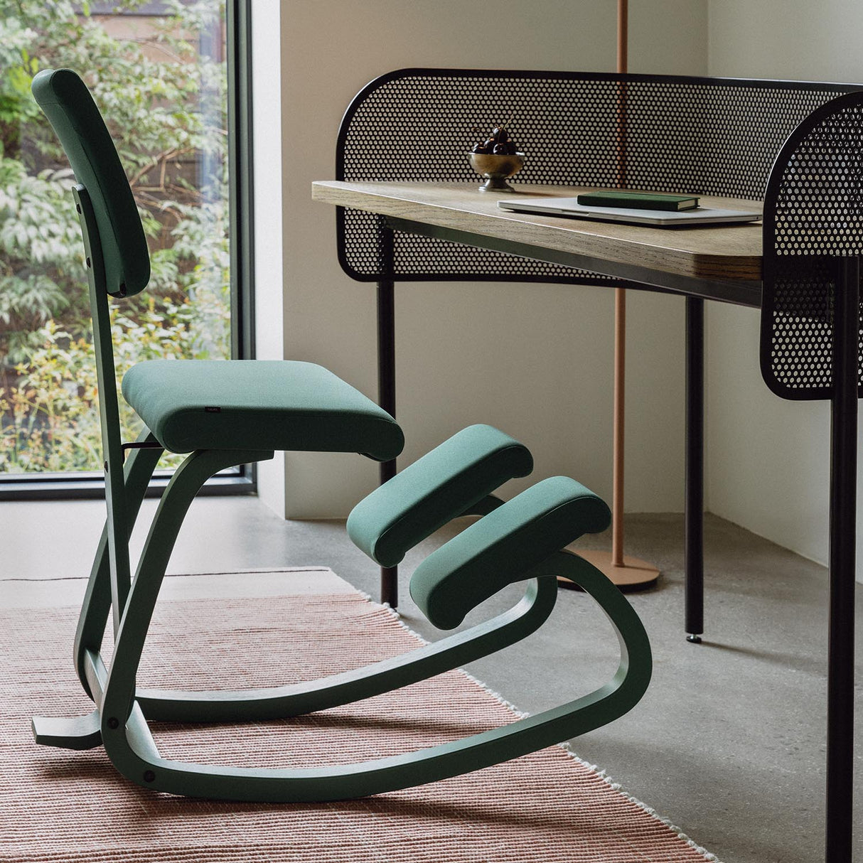 Varier Variable Plus monokrom knestol i Grotto. Må bestilles.