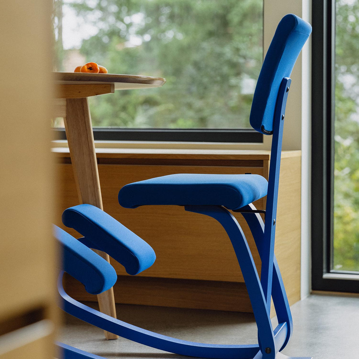 Varier Variable Plus monokrom knestol i Marine. Må bestilles.