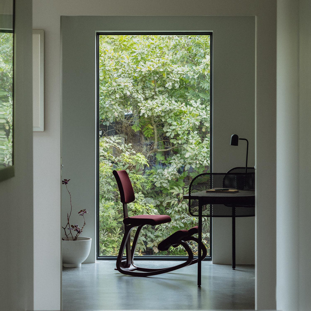 Varier Variable Plus monokrom knestol i Plum. Må bestilles.