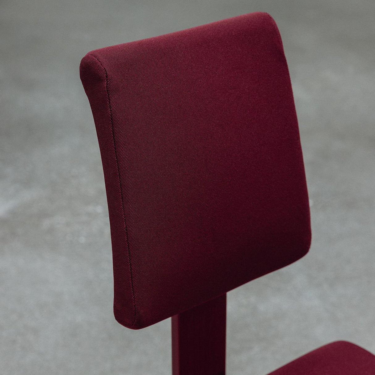 Varier Variable Plus monokrom knestol i Plum. Må bestilles.