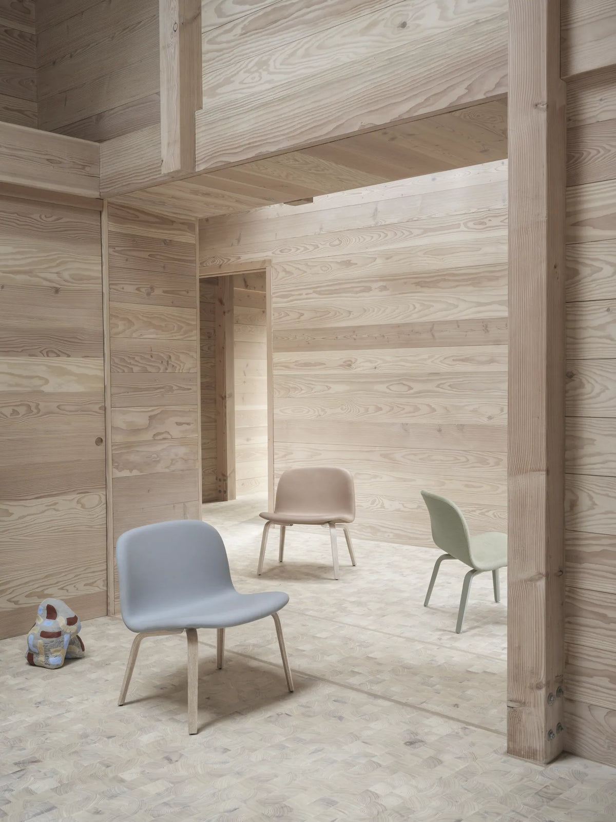 Muuto Visu Lounge Chair loungestol med trebein, uten polstring. Velg sete og glidere
