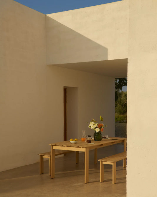 Muuto Assemble utebord i teak 220 x 90