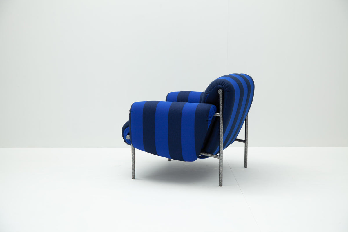 LK Hjelle Ami sofa 2-seter. Velg tekstil og benramme