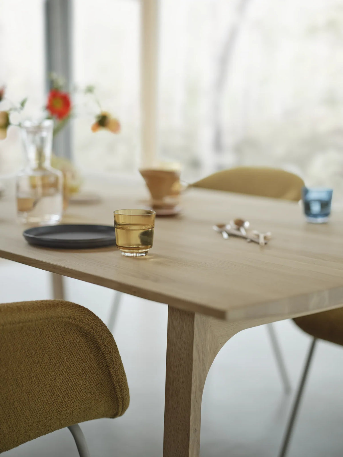 Muuto Fiber Soft Armchair polstret stol med armlener og rørunderstell. Velg tekstil