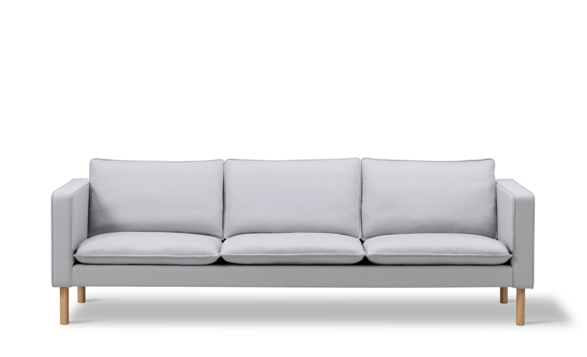 Fredericia Jota sofa på ben, 231 cm, 3-seter. Velg tekstil og armputer