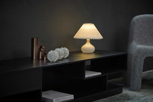 LE KLINT Modell 314 bordlampe i opalglass Ø30 cm i interiør