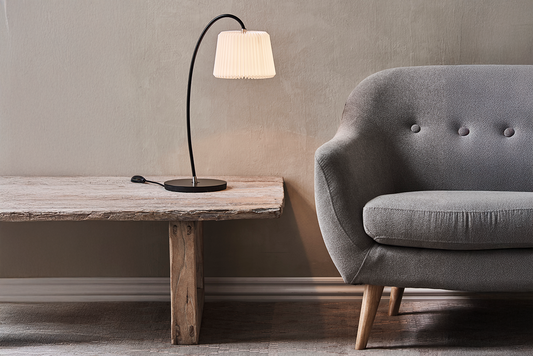 LE KLINT Modell 320 Snowdrop bordlampe H54 cm i interiør