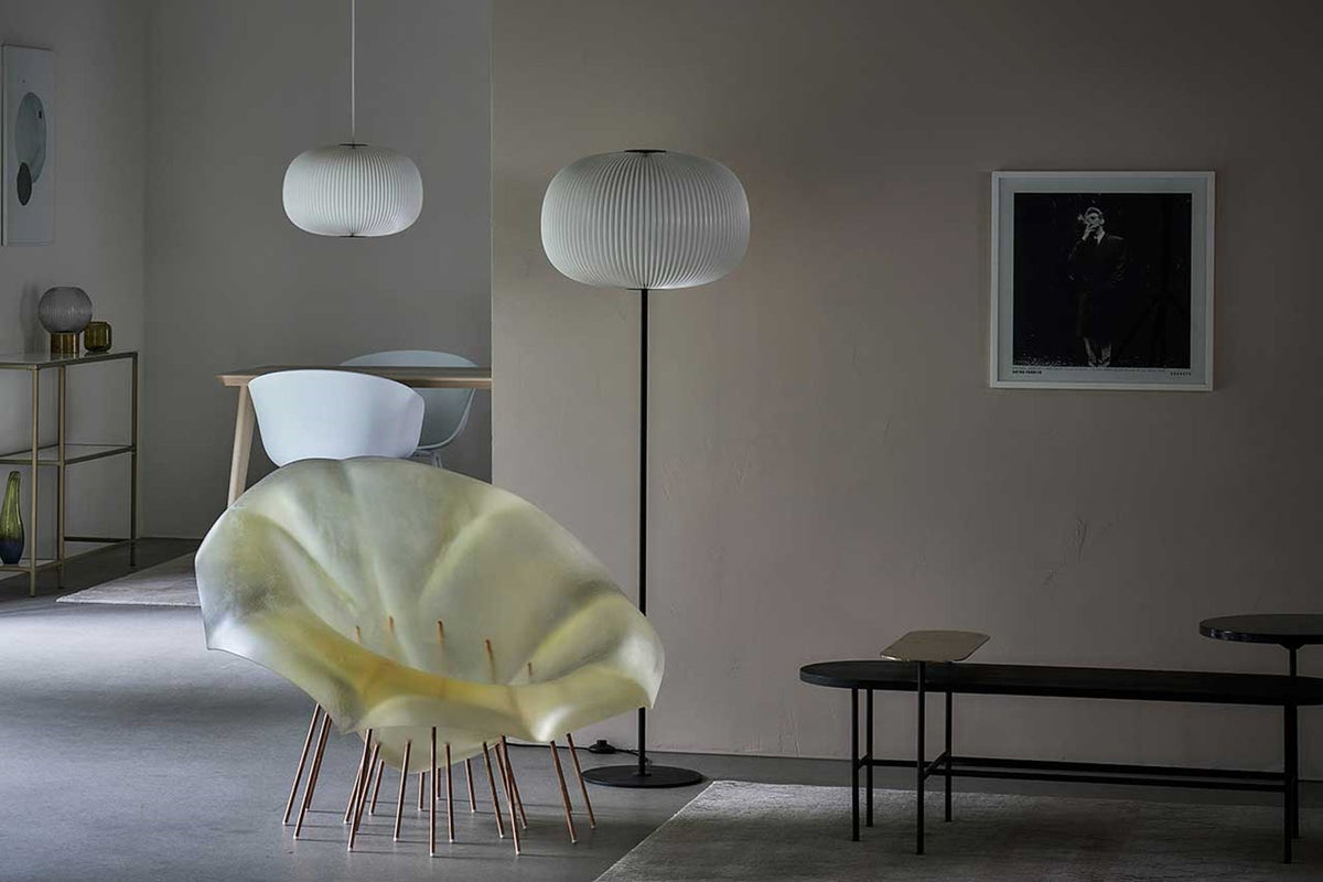 LE KLINT Modell 332 Lamella gulvlampe H150 cm i interiør